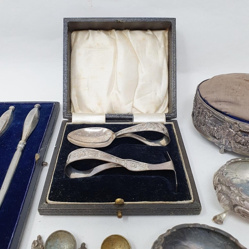 635 - A child's Punch & Judy spoon and pusher set, Birmingham 1934, boxed, a set of four silver salt spoon... 