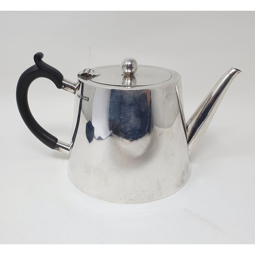 657 - A George V silver teapot, Sheffield 1921, 18.6 ozt (all in)