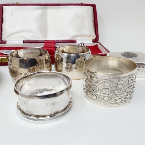 689 - Four silver napkin rings, and other small items of silver (qty)