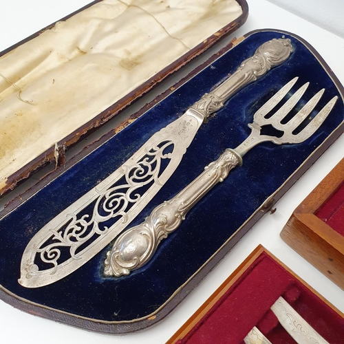 702 - A pair of Victorian silver mounted fish servers, Birmingham 1854, boxed, lid loose, a set of silver ... 