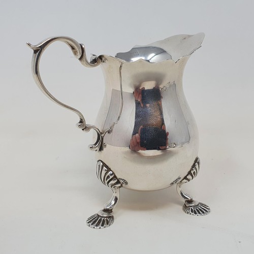 522 - An Edward VII silver cream jug, London 1907, 3.6 ozt
Provenance: From a large single owner collectio... 