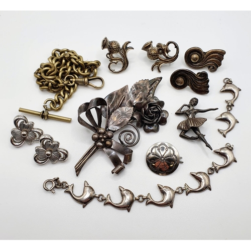 998 - A silver coloured metal brooch and assorted costume jewellery