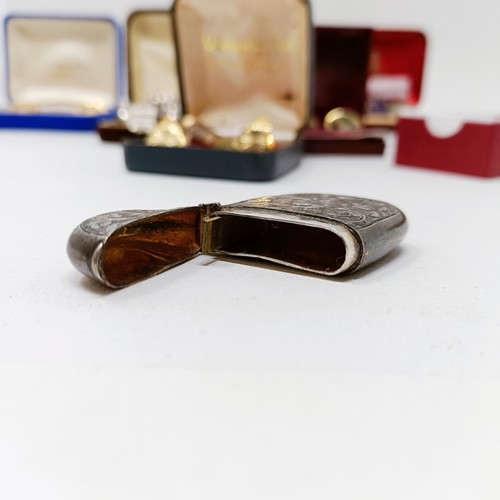 An 18ct gold mounted cheroot, a silver vesta and assorted costume jewellery
