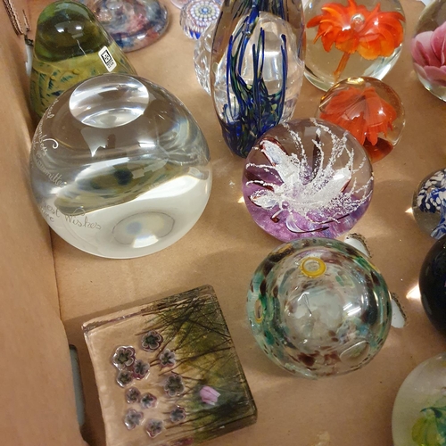 1014 - Assorted glass paperweights (box)