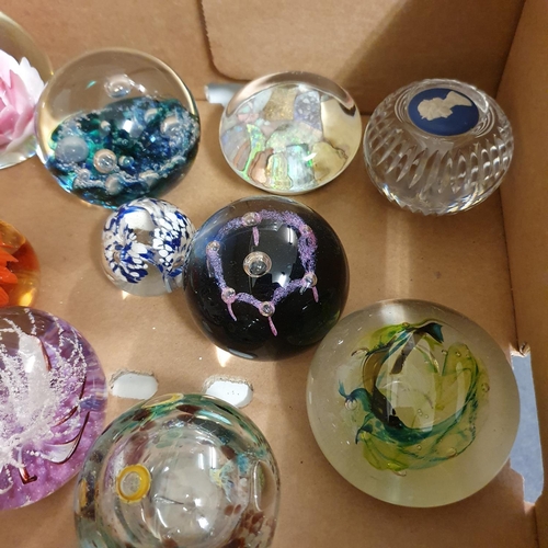 1014 - Assorted glass paperweights (box)