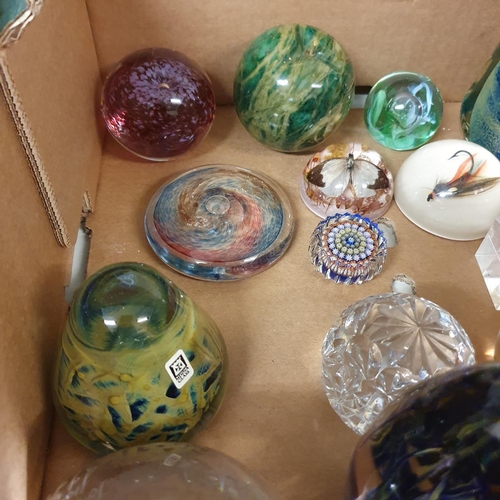 1014 - Assorted glass paperweights (box)