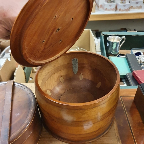 1042 - A mahogany jewellery box, 35 cm wide, a pine box, a tea caddy, a pair of carved bookends, and assort... 