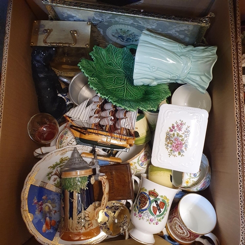 1053 - A Wedgwood Jasper ware bowl and cover, and other ceramics (2 boxes)