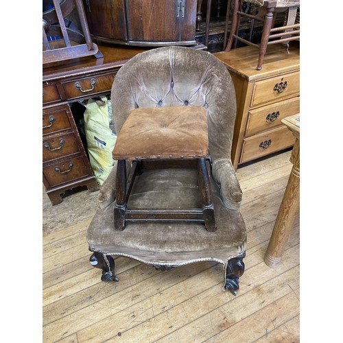 1290 - A 19th century oak side table, 76 cm wide, one leg detached, a button back armchair, a single chair,... 