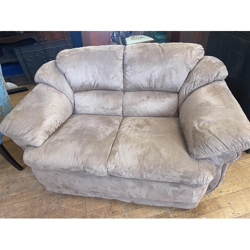 1264 - A three seater sofa, and a matching two seater sofa (2)