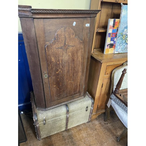 1262 - An oak corner cabinet, 99 cm high, a trunk, and two wall shelves (4)