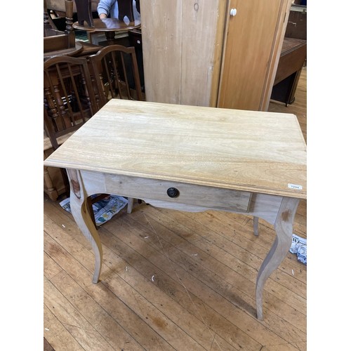 1294 - A walnut side table, 92 cm wide, an oak bureau, 78 cm wide, a butler's tray and assorted furniture (... 