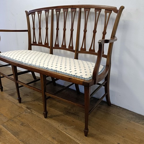 1207 - An early 20th century mahogany sofa, on spade feet, 121 cm wide