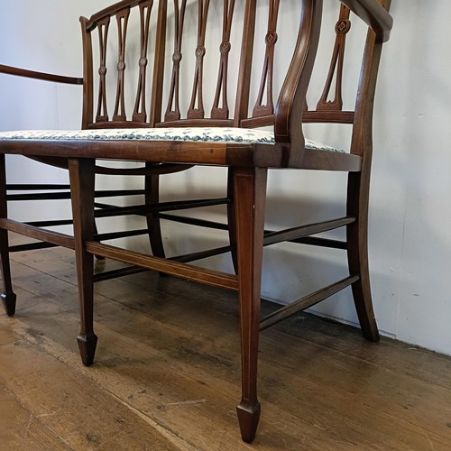 1207 - An early 20th century mahogany sofa, on spade feet, 121 cm wide