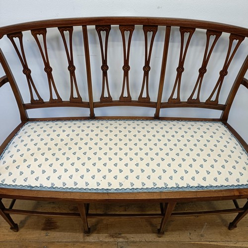 1207 - An early 20th century mahogany sofa, on spade feet, 121 cm wide