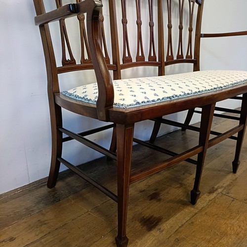 1207 - An early 20th century mahogany sofa, on spade feet, 121 cm wide