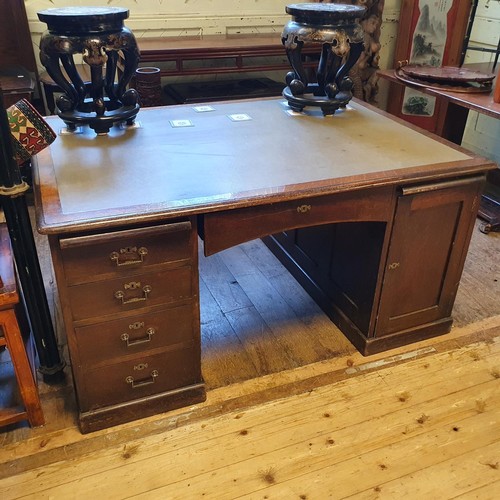 1191 - A partners' oak desk, 154 cm wide