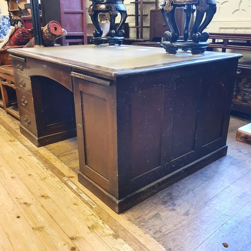 1191 - A partners' oak desk, 154 cm wide