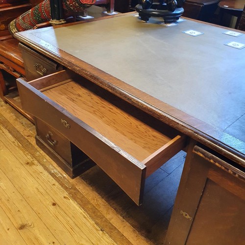 1191 - A partners' oak desk, 154 cm wide