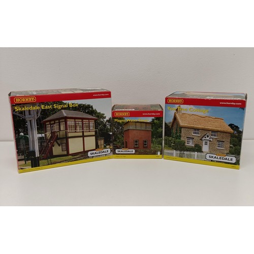 395 - A Hornby Magna Goods Shed and assorted train accessories, mostly boxed (box)