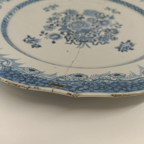 365 - A Chinese underglazed blue and white plate, 35 cm diameter