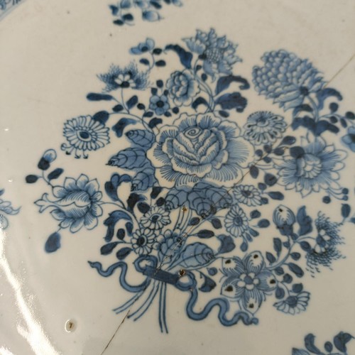 365 - A Chinese underglazed blue and white plate, 35 cm diameter