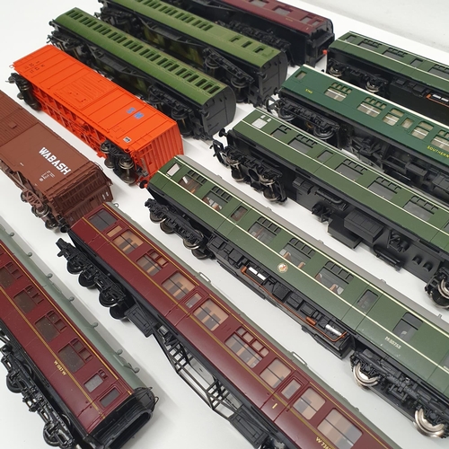 226 - Assorted OO gauge carriages, (11) (box)  Provenance: From a vast single owner collection of OO gauge... 