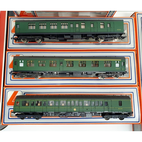 228 - A Lima OO gauge 2-6-2 locomotive, No 20 5111MW, and five Lima carriages, Nos 30 5314W, 30 5334W, 30 ... 