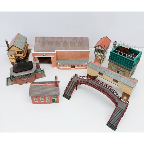 2 - Assorted OO gauge buildings and accessories (2 boxes) Provenance: From a vast single owner collectio...
