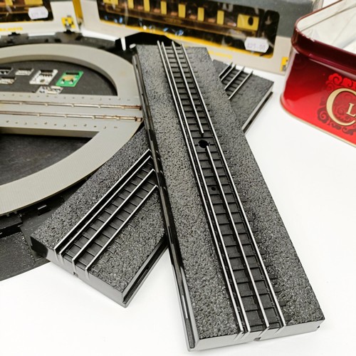 38 - A Hornby Operating Turntable set, No R414, two Wrenn carriages, No W6001, W6002 (2) and assorted OO ...