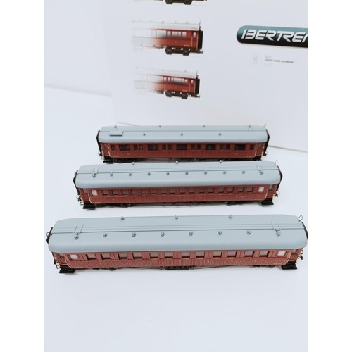 71 - A Bertren HO gauge three car train set, boxed   Provenance: From a vast single owner collection of O... 