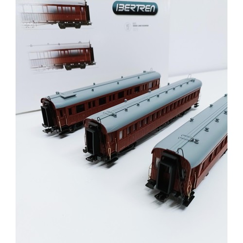 71 - A Bertren HO gauge three car train set, boxed   Provenance: From a vast single owner collection of O... 