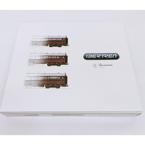 71 - A Bertren HO gauge three car train set, boxed   Provenance: From a vast single owner collection of O... 