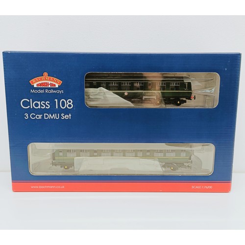 112 - A Bachmann OO gauge three car set, No 32-913, boxed Provenance: From a vast single owner collection ... 