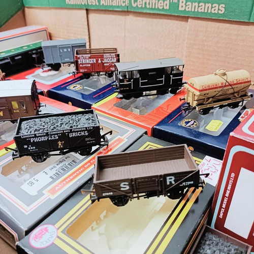 200 - A Lima carriage, No 35351W, a Hornby carriage No R9.33, and assorted rolling stock, boxed (box)  Pro... 