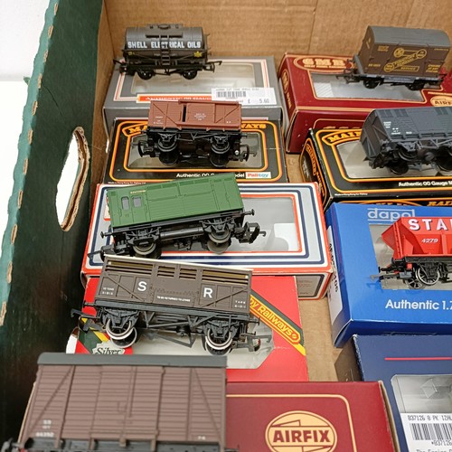 204 - A Bachmann carriage No 34-550, 34-550 and 34-525, and assorted rolling stock, all boxed (box) Proven... 