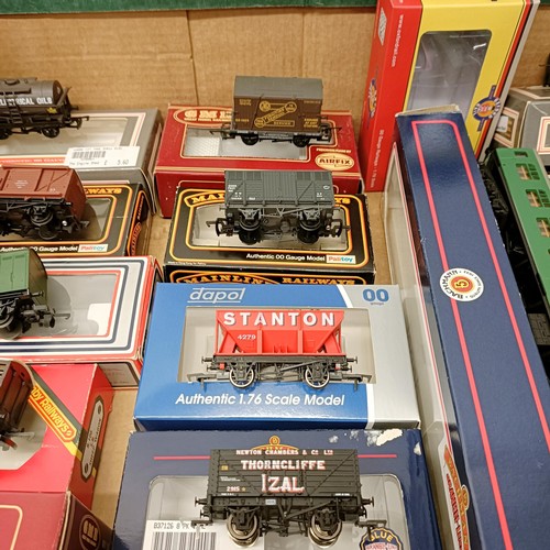 204 - A Bachmann carriage No 34-550, 34-550 and 34-525, and assorted rolling stock, all boxed (box) Proven... 