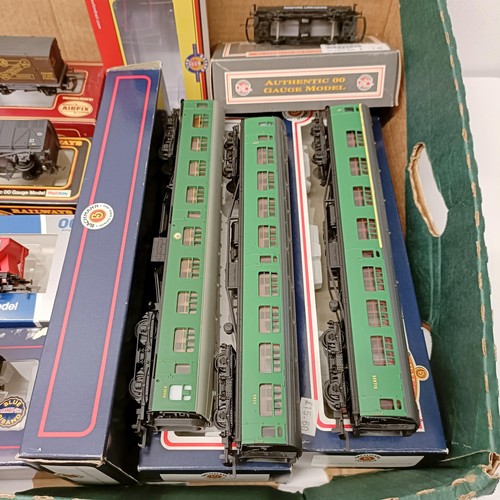 204 - A Bachmann carriage No 34-550, 34-550 and 34-525, and assorted rolling stock, all boxed (box) Proven... 