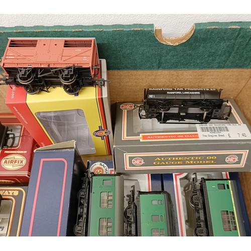 204 - A Bachmann carriage No 34-550, 34-550 and 34-525, and assorted rolling stock, all boxed (box) Proven... 