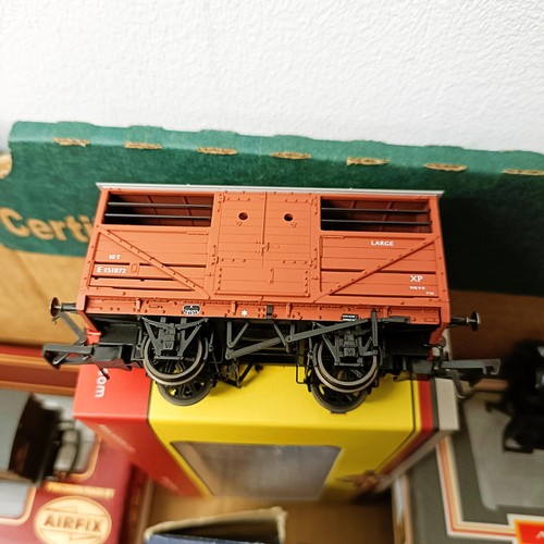 204 - A Bachmann carriage No 34-550, 34-550 and 34-525, and assorted rolling stock, all boxed (box) Proven... 