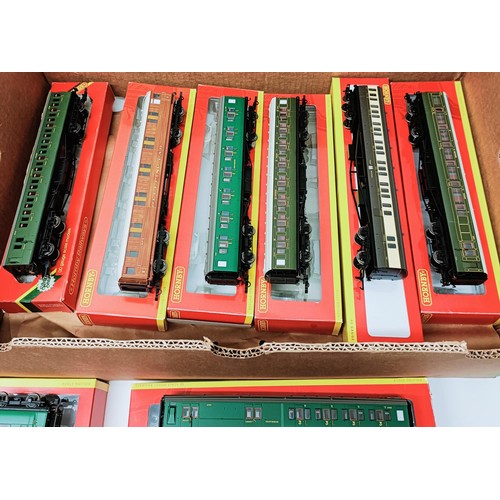 205 - A Hornby carriage, No R4251, R4575, R4519, R4720, R43428, R4538, R4318A, R4319B, R4297A, R4337, R417... 