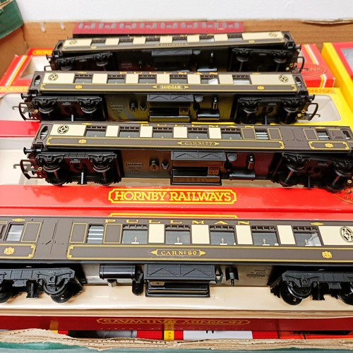 207 - A Hornby OO gauge carriage, No R484, R484, R483, R4514, R4522, R4520, R4577, R233, R233, R233, and R... 