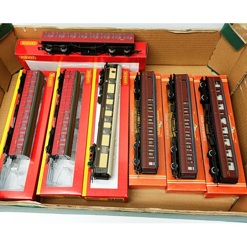 207 - A Hornby OO gauge carriage, No R484, R484, R483, R4514, R4522, R4520, R4577, R233, R233, R233, and R... 