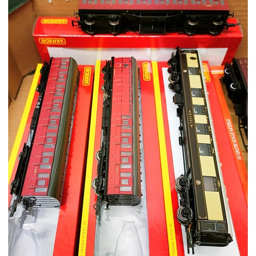 207 - A Hornby OO gauge carriage, No R484, R484, R483, R4514, R4522, R4520, R4577, R233, R233, R233, and R... 