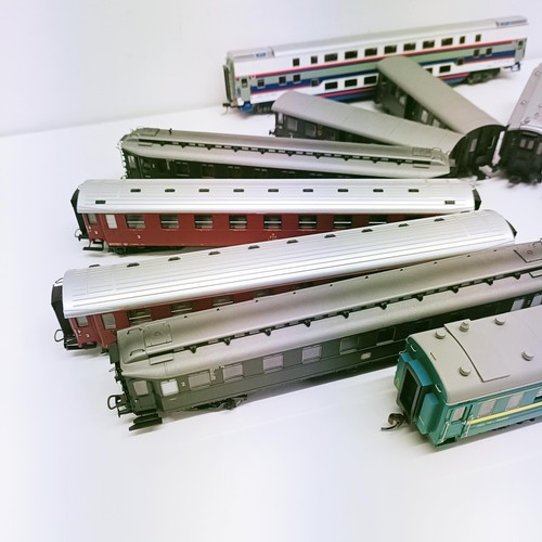 252 - Assorted OO gauge carriages, (13) (box)  Provenance: From a vast single owner collection of OO gauge... 