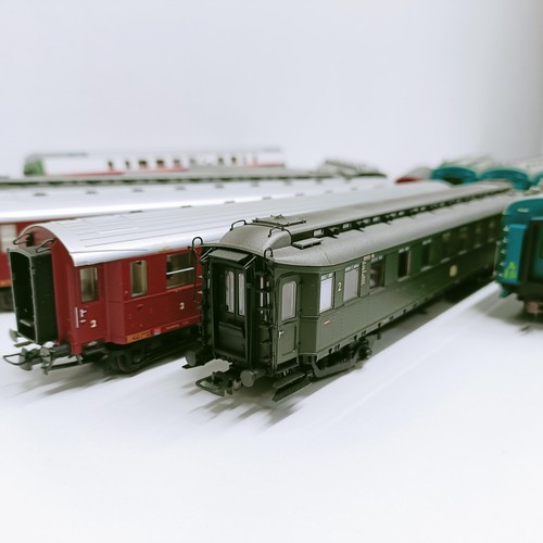 252 - Assorted OO gauge carriages, (13) (box)  Provenance: From a vast single owner collection of OO gauge... 