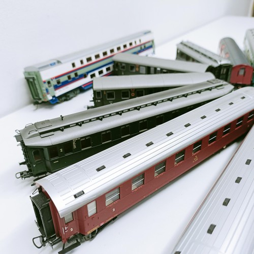 252 - Assorted OO gauge carriages, (13) (box)  Provenance: From a vast single owner collection of OO gauge... 