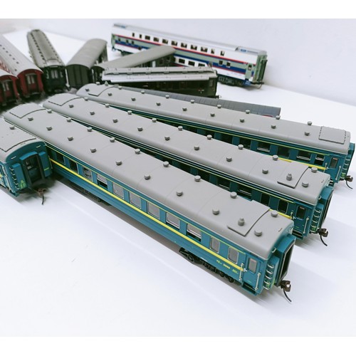 252 - Assorted OO gauge carriages, (13) (box)  Provenance: From a vast single owner collection of OO gauge... 