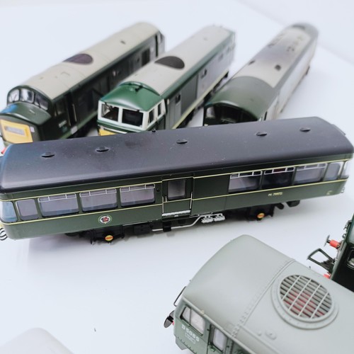 256 - An OO gauge locomotive and six others, all unboxed (7) (box)  Provenance: From a vast single owner c... 