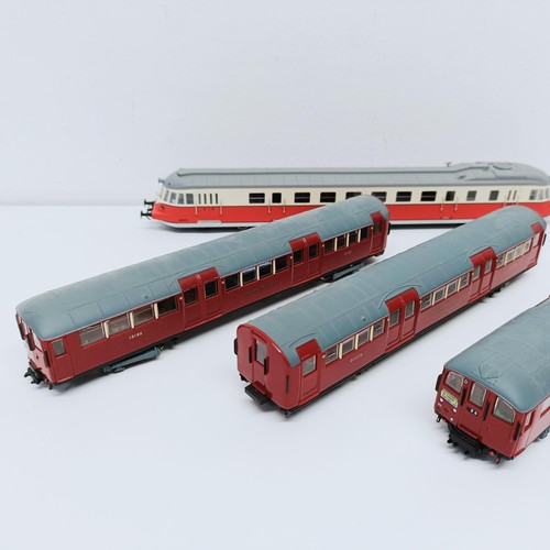 258 - An OO gauge locomotive, and a three car train set (4)  Provenance: From a vast single owner collecti... 